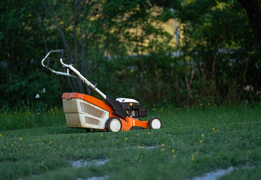 Mașină de tuns pregătită pentru vegetație crescută